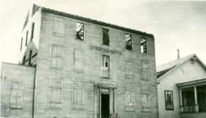 The Palmer House in its final days in the late 1920s. The building to the right is the motion picture theater, today the Haunted Theatre. To the left is McNally Cottage.