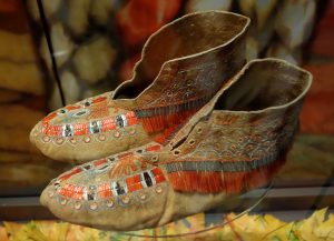 Huron_moccasins_with_quillwork_and_moose_hair_1780-1830_-_Bata_Shoe_Museum_-_DSC00647