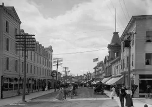 A view down Main Street from Fort Street from about 1905 shows the Chippewa Hotel (1902) on the front left and the Murray Hotel (1882) on the far right.