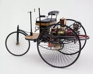 A car from 1886 with a single wheel in front and two in back. 